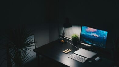 meja dengan monitor komputer dan keyboard di atasnya