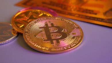 Koin bitcoin emas dengan koin dan kartu lainnya.