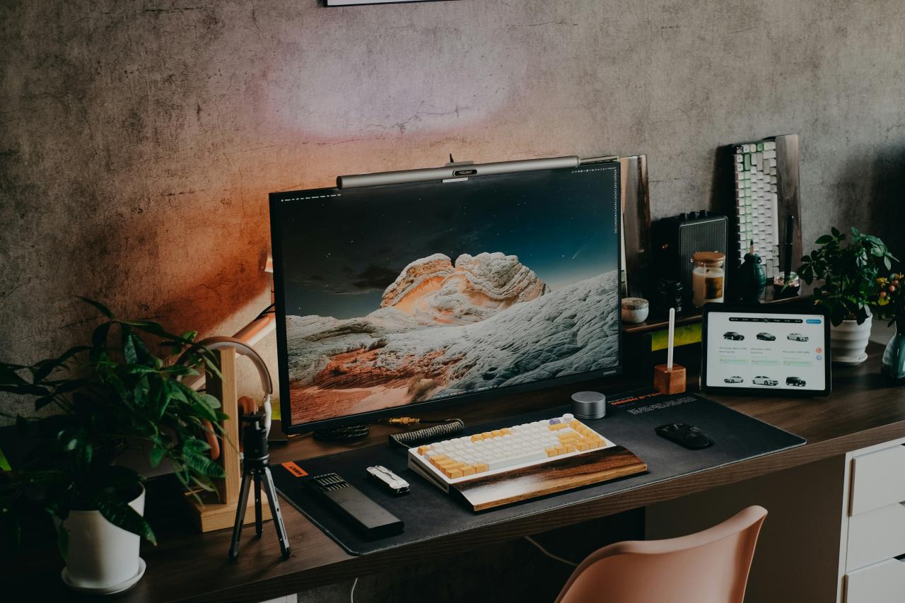 meja dengan laptop dan monitor di atasnya