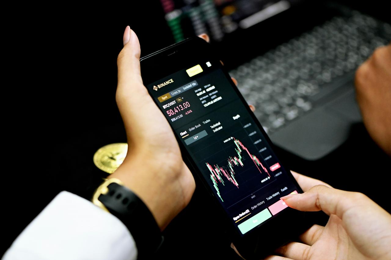 Orang yang Memegang Smartphone Android Hitam