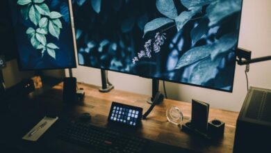 komputer desktop yang duduk di atas meja kayu